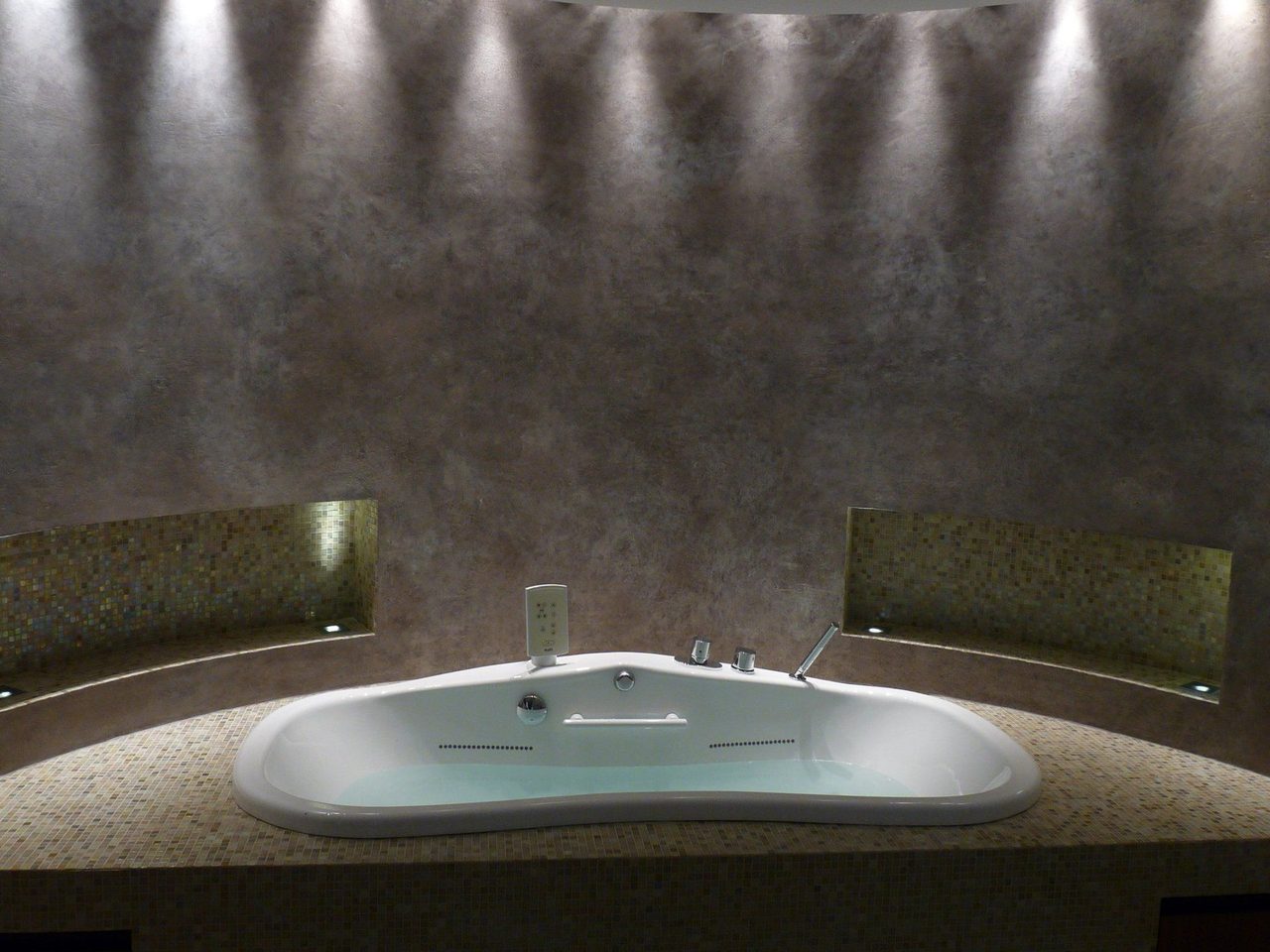 Badezimmer mit Glitzerputz und Lasuren hinter einer freistehenden Wanne