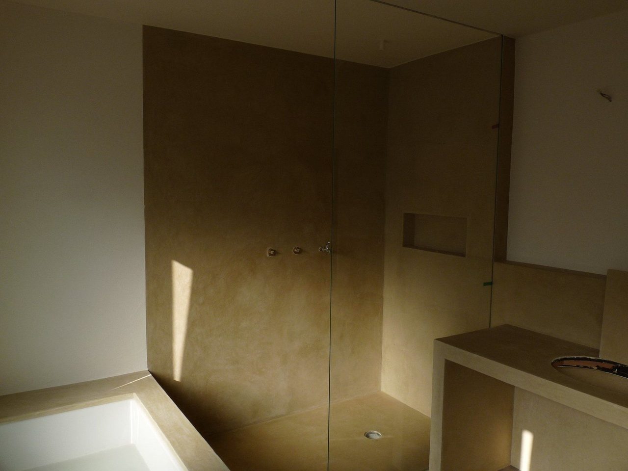Badezimmer mit fugenloser Wand in Ocker
