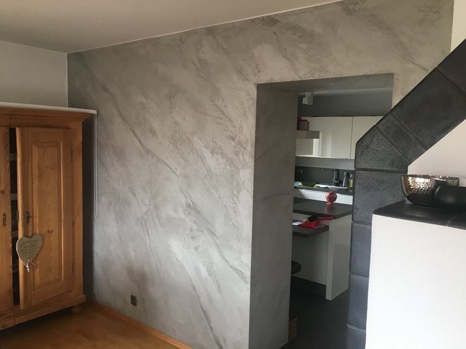 Eingangshalle mit grauer Marmorlasur an der Wand