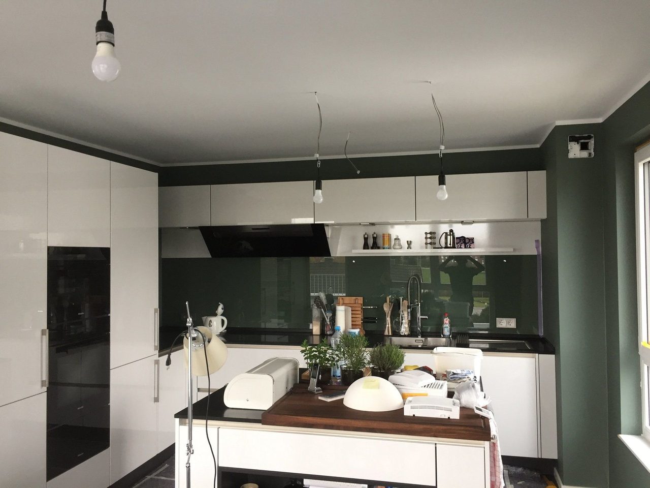Küche mit dunkelgrüner Wand