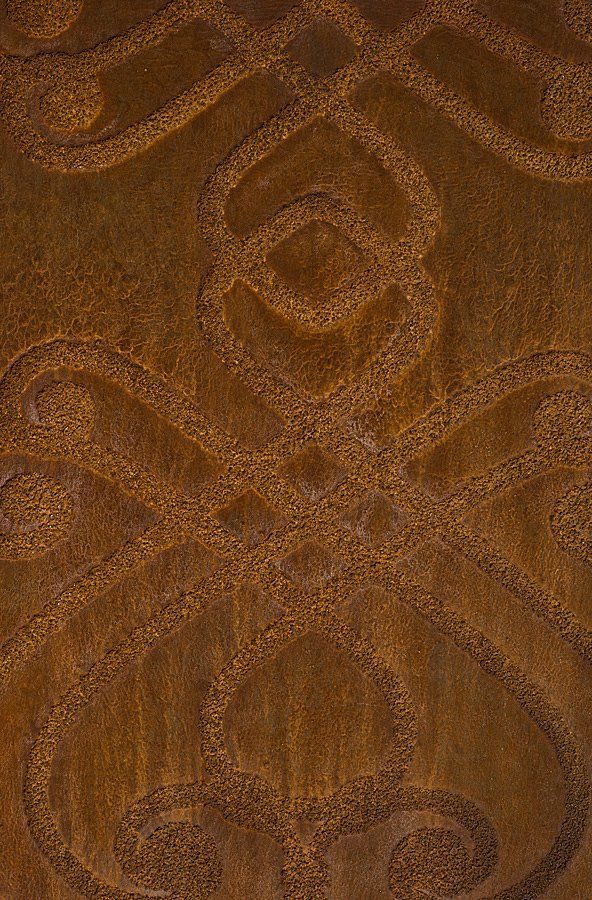 Wandfläche mit Ornament-Relief in Rost und Gold