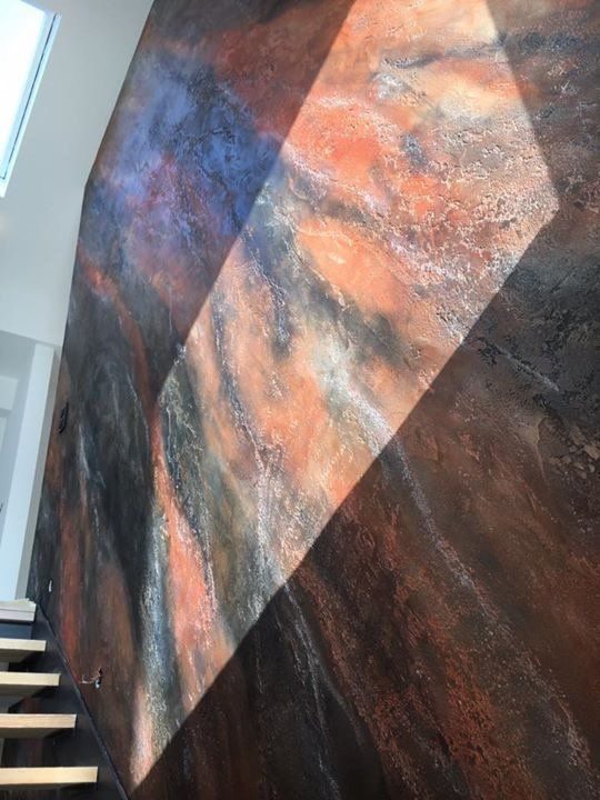 Treppenhaus mit Lasur in Rot, Orange und Blau, wie ein Sonnenuntergang
