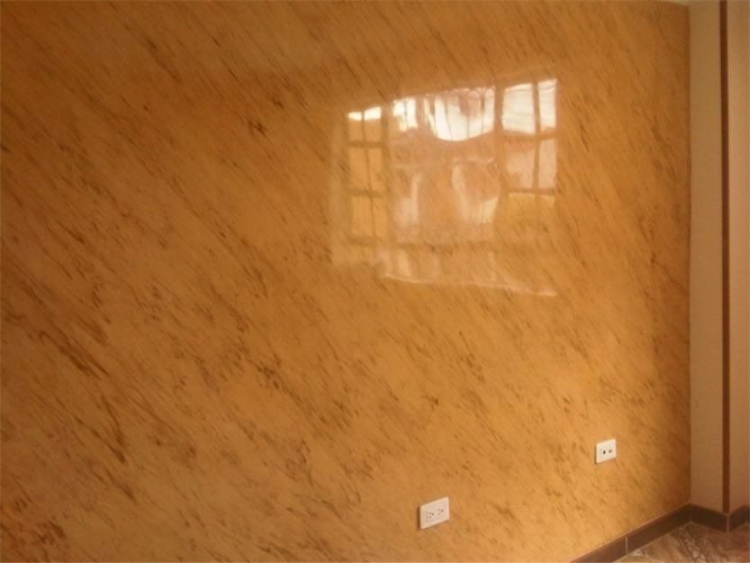 Hochglänzende Wand in Orange mit Stuccolustro-Oberfläche