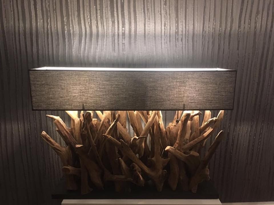 Dunkle Wand mit beleuchteter Nische und Treibholz