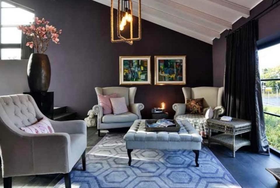 Wohnzimmer mit aubergine gestrichener Wand